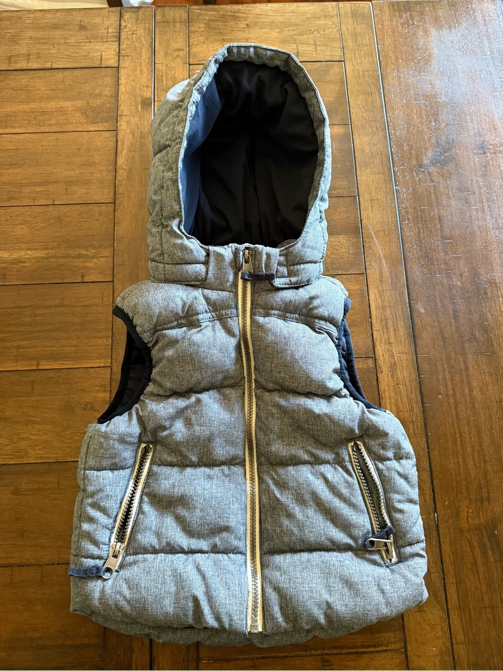 H&M Kids Puffer Hooded Vest in Light Gray, size 3/4 Years